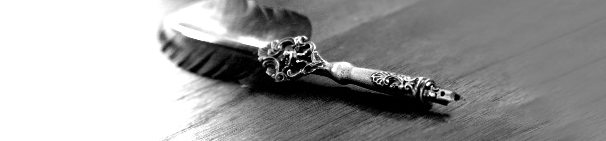 Schreibfeder mit Holzgriff und Ornamentik in Schwarz-Weiß