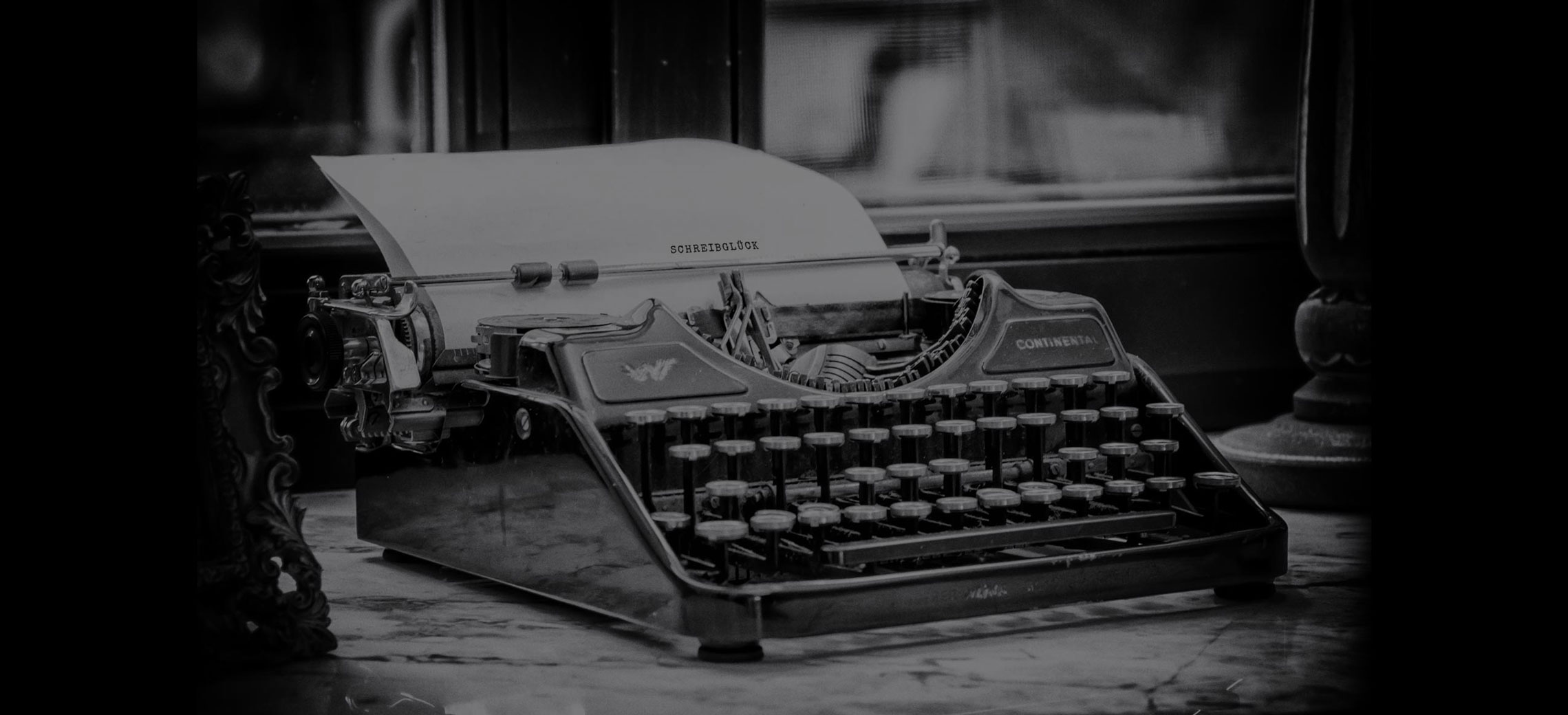 Alte Schreibmaschine in schwarz-weiß